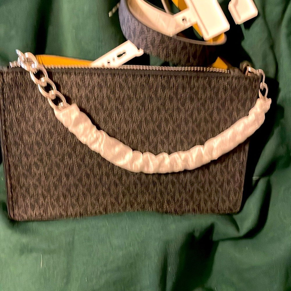 Brand new. It Michael Kors fanny pack.
Size medium/large
